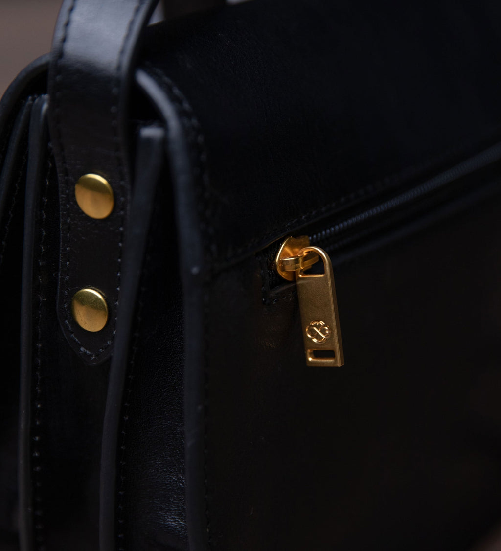 Full-Grain Leather Messenger Bag – Moonfleet